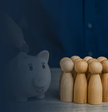 Ein Sparschwein neben Spielfiguren